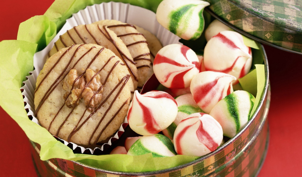 Печенье в железной банке