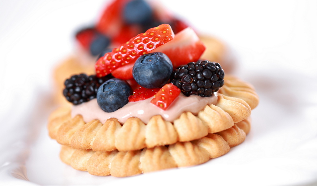 Пирожное с ягодами