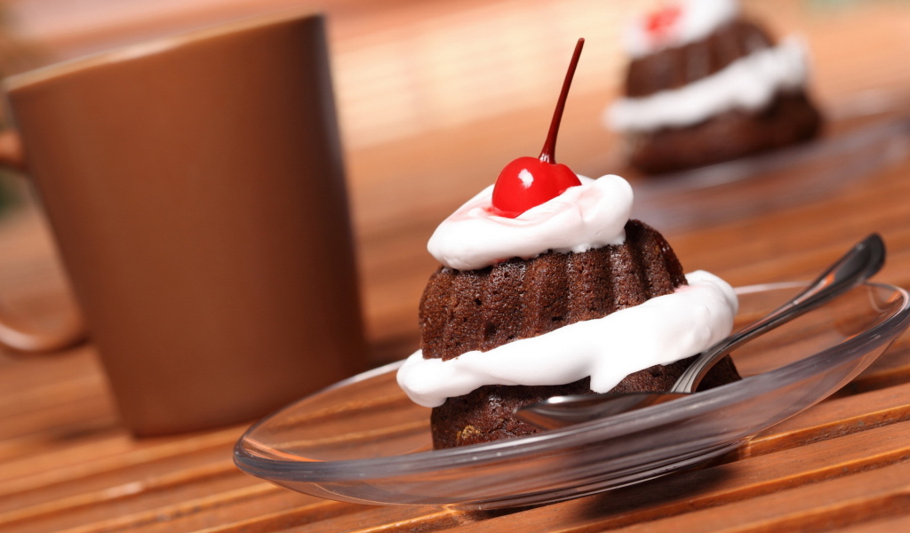 Пирожное с вишней