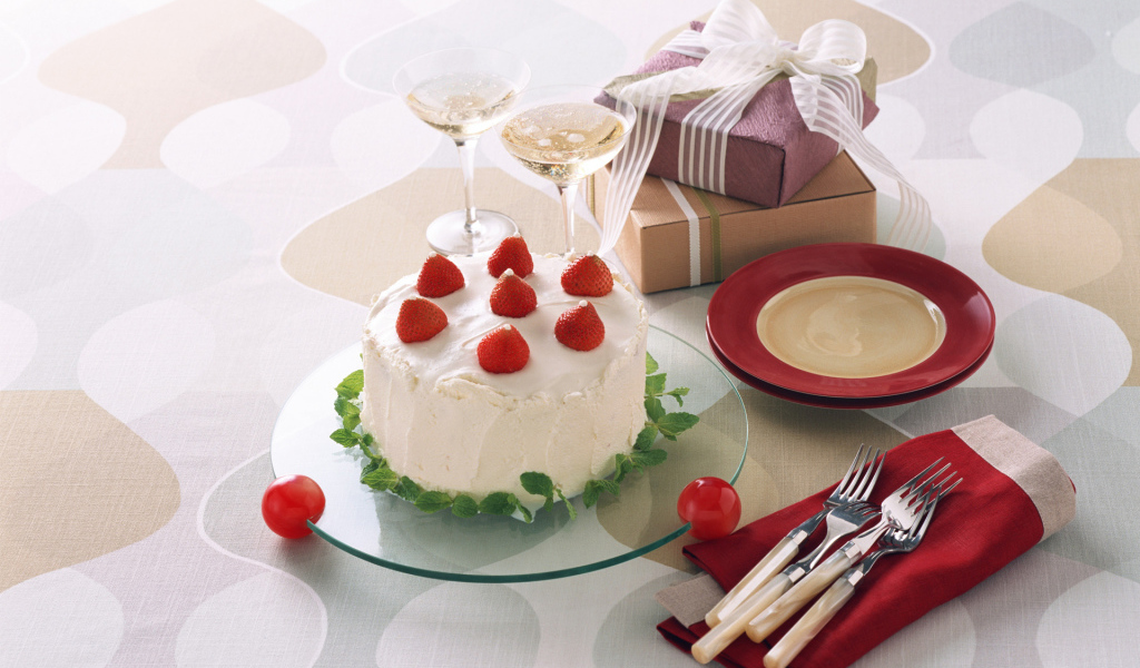 Торт с клубникой