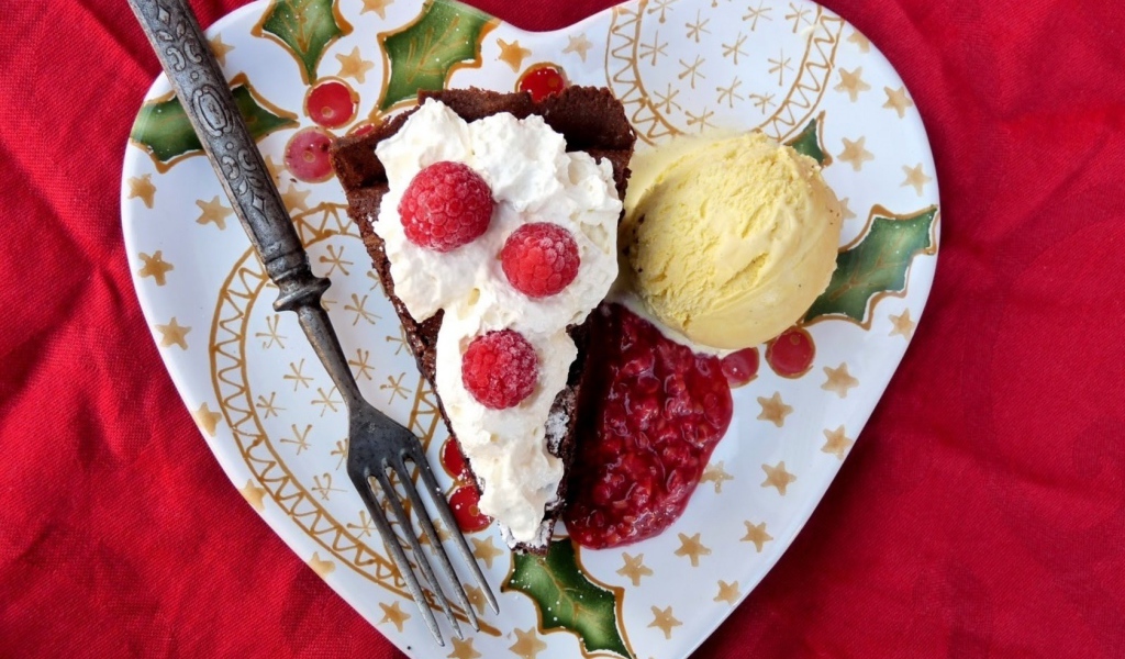 Мороженое с малиной