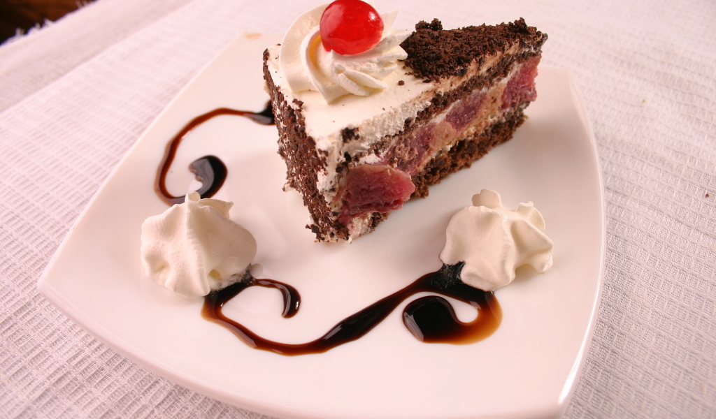 Кусок торта с вишенкой