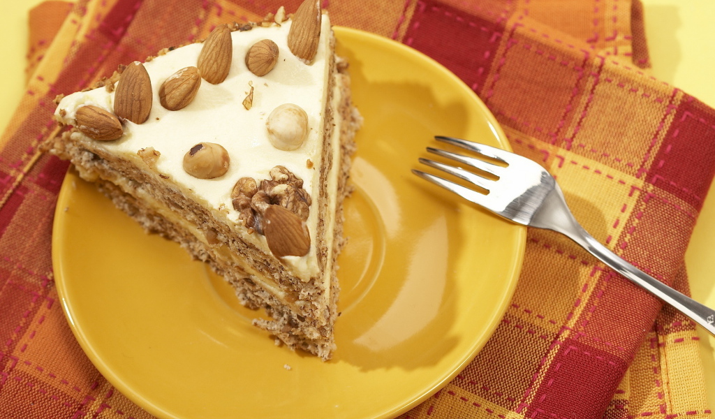 Кусочек тортика с орехами