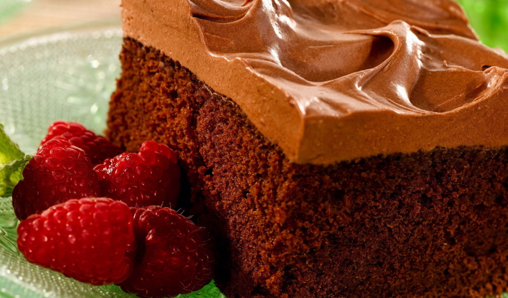 Бисквитный торт с малиной