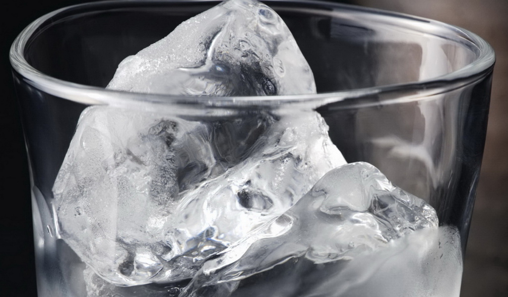 Стакан со льдом