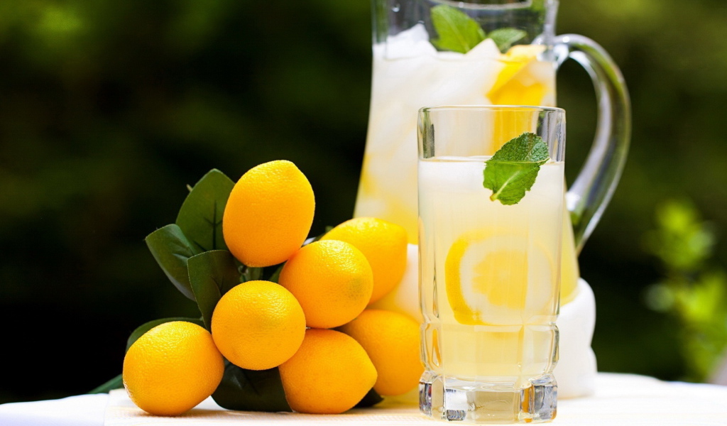 Лимоный напиток со льдом