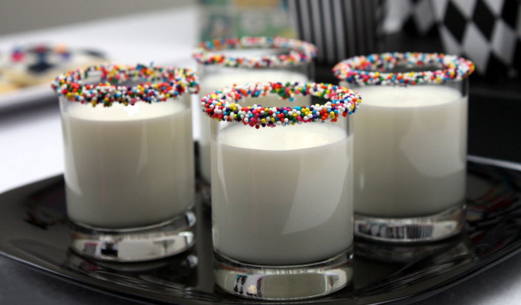 Молоко в стаканах