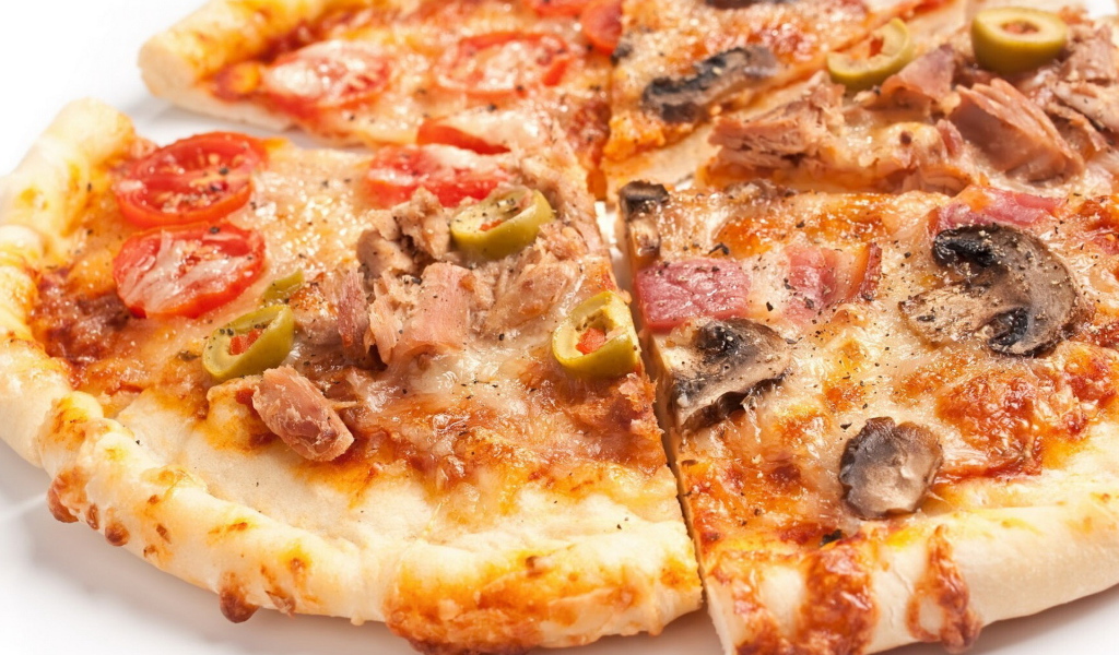 Нарезанная пицца