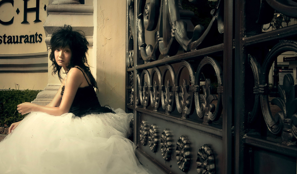 Девушка у ворот