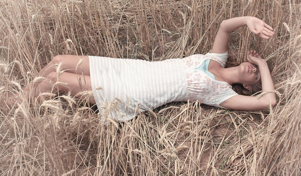 Девушка в поле