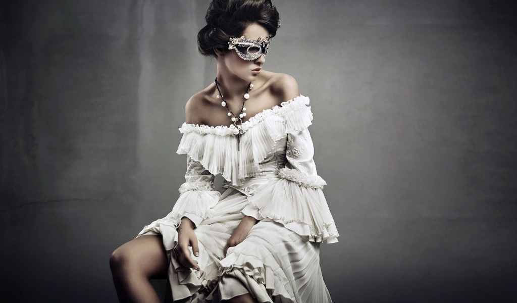 Девушка в маске