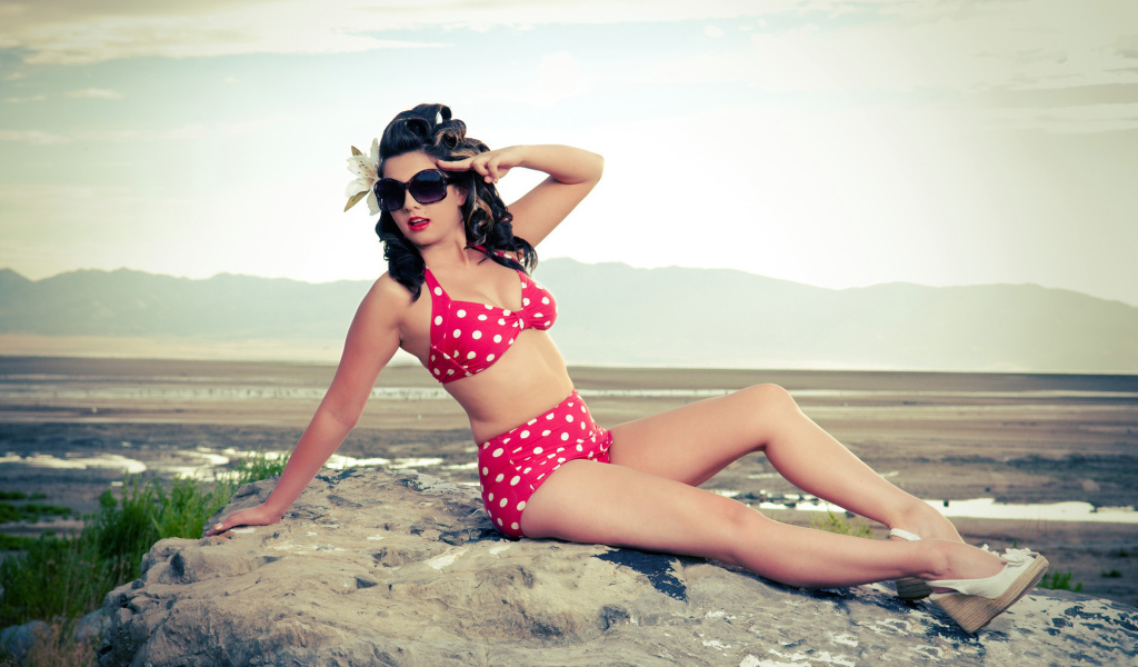 Девушка на камне