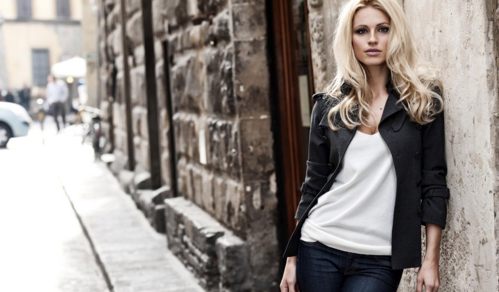 Блондинка в городе