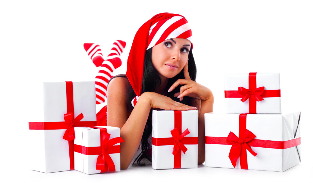 Девушка среди подарков