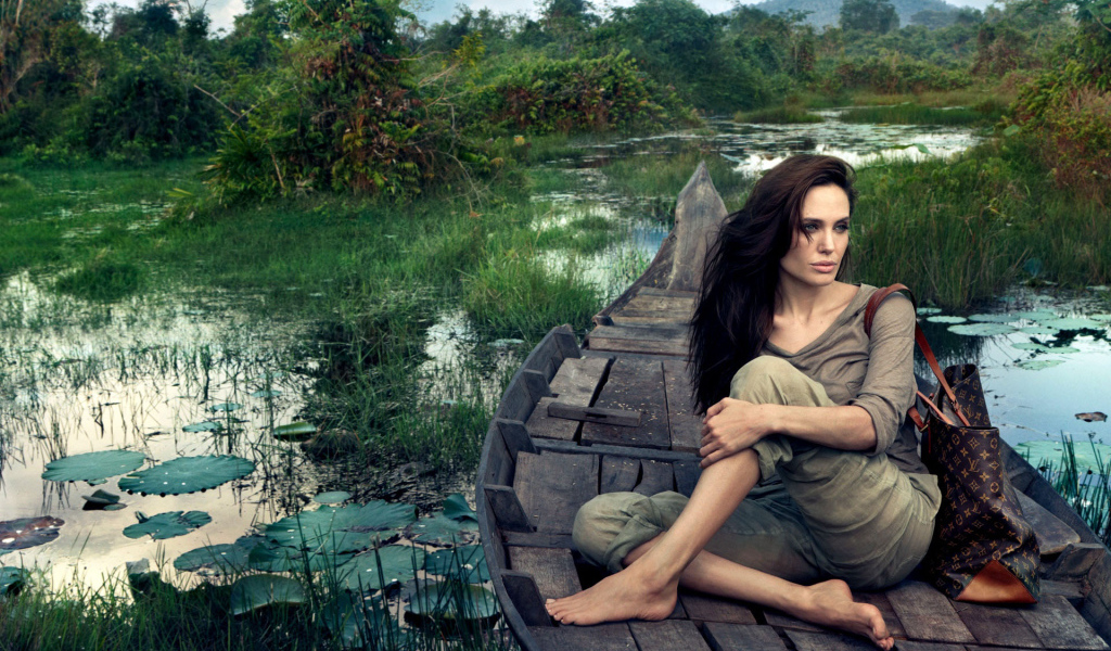 Анджелина Джоли в лодке (Angelina Jolie)