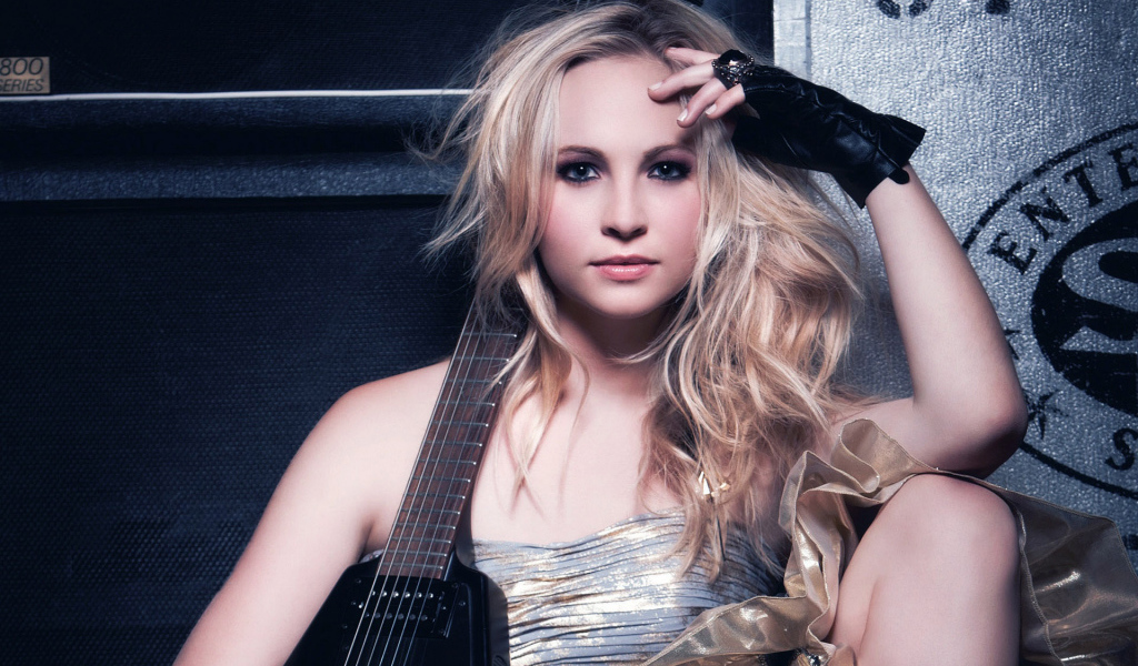 Candice Accola с электрогитарой