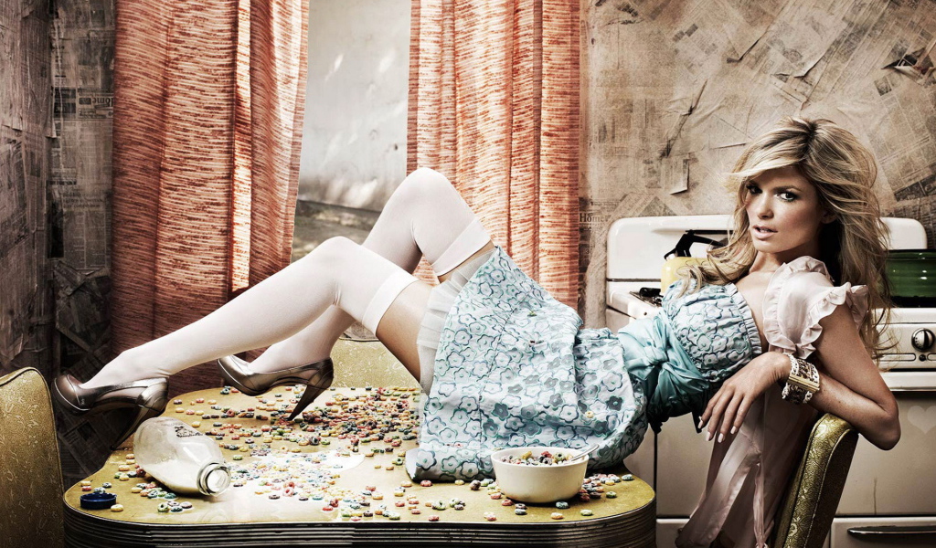 Мариса Миллер на столе (Marisa Miller)