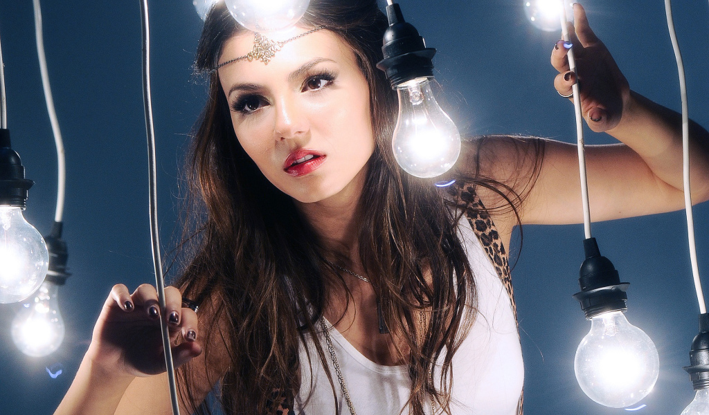 Victoria Justice среди лампочек