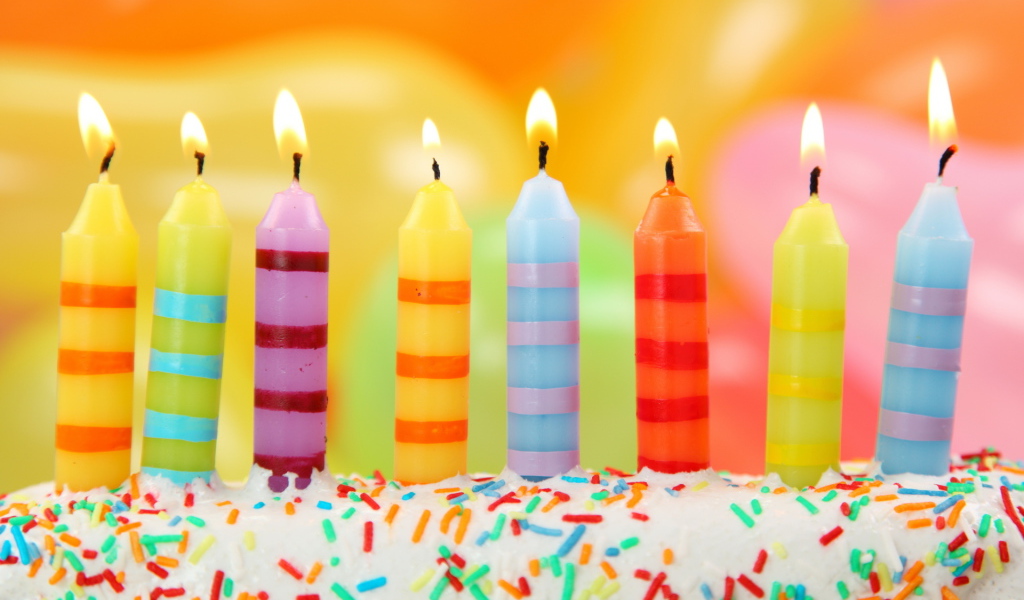 Праздничный торт со свечами