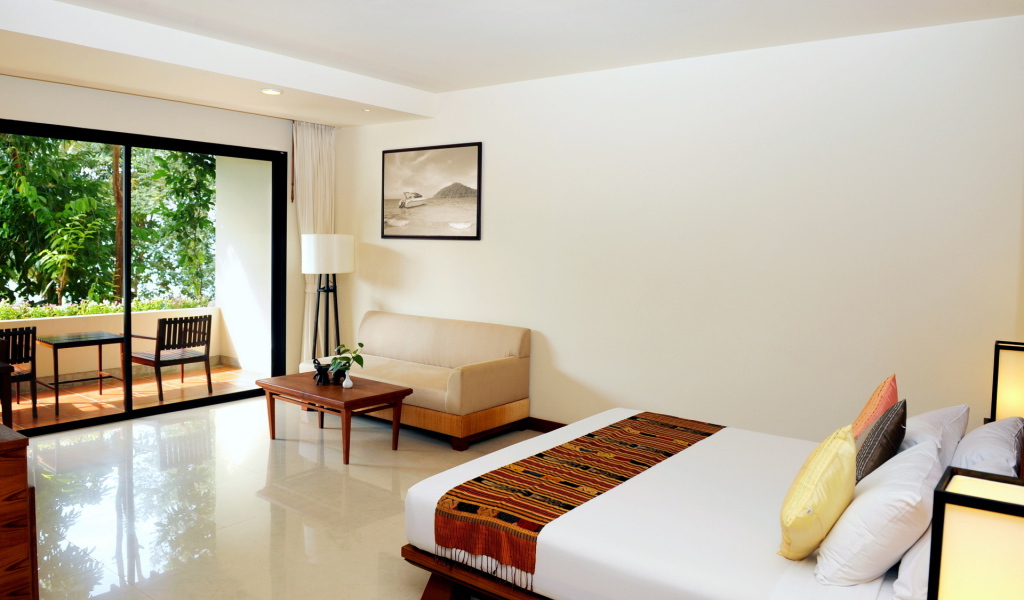 Светлая спальная комната