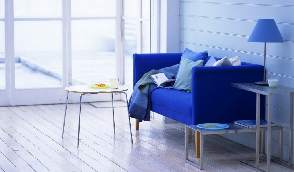 Кресло и столик