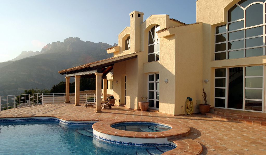 Бассейн около дома