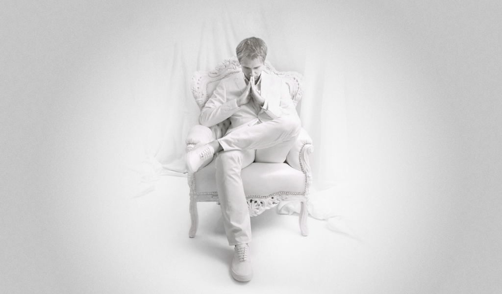 Мужчина в белом