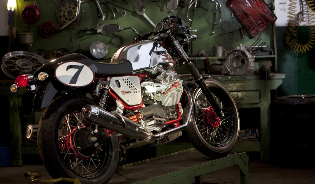 Moto Guzzi v7racer в гараже