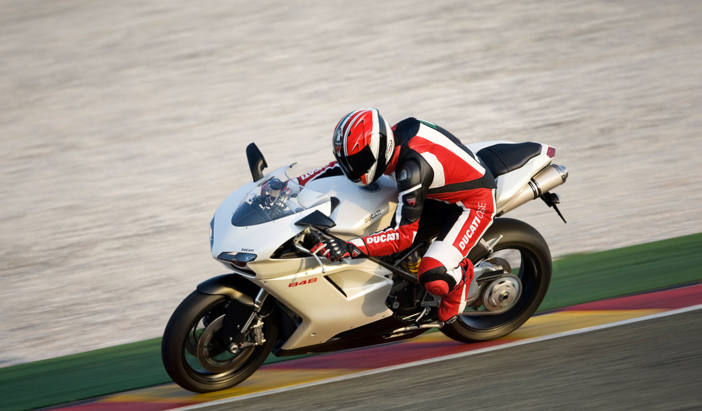 белый Ducatti 848