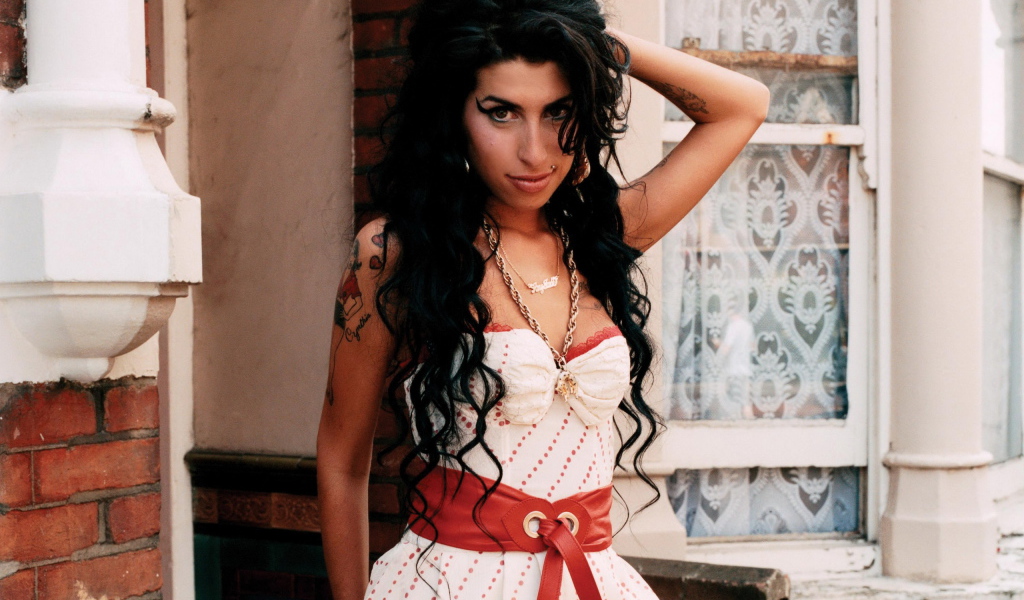 Эми Уайнхаус в платье