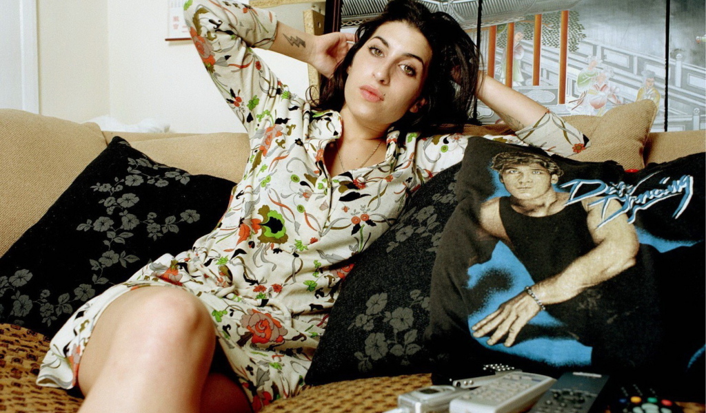 Эми Уайнхаус на диване