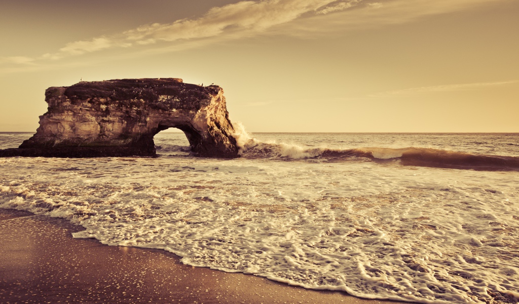 Скалы на морском берегу