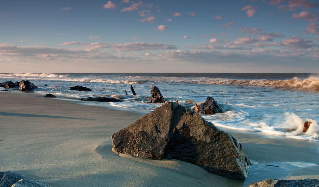 Камни на берегу