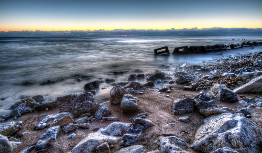 Камни на берегу