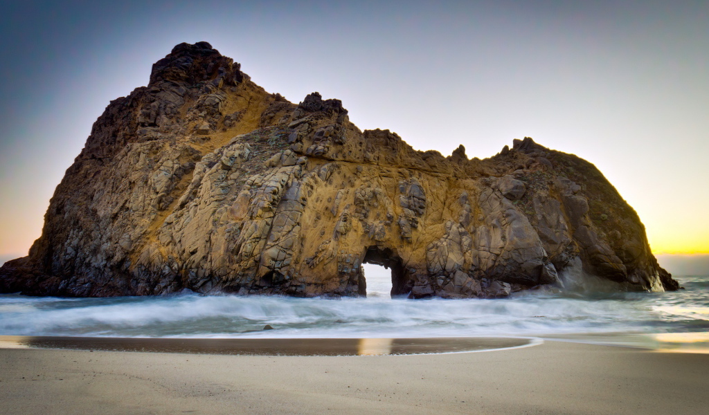 Скалы на берегу