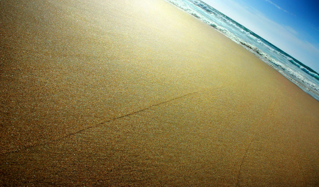 Гладкий песок у моря