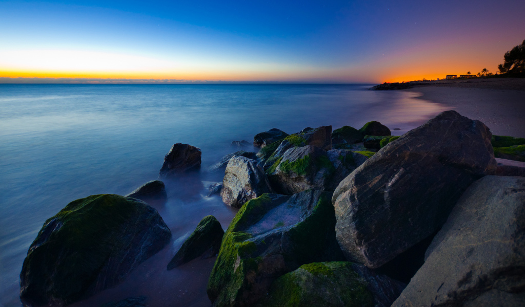 Камни на пляже