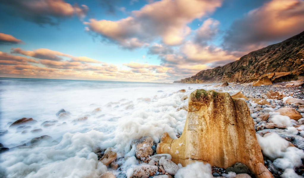 Камни на пляже