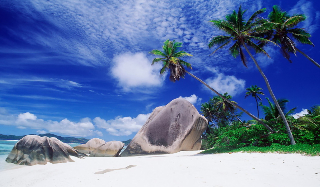 Камни на белом песке