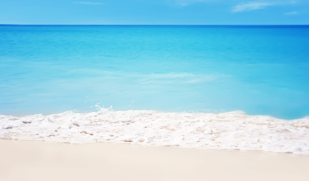 Белый песок на берегу