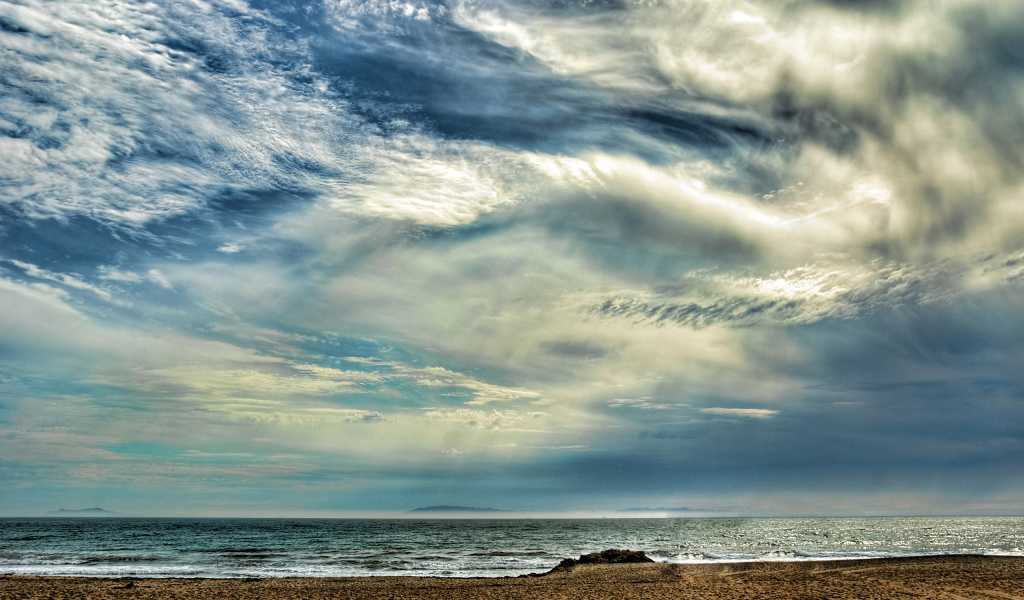 Красивые облака над пляжем