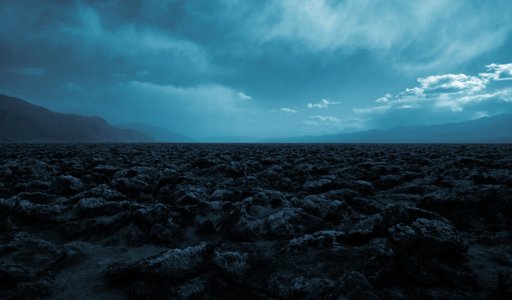 Синее небо над камнями