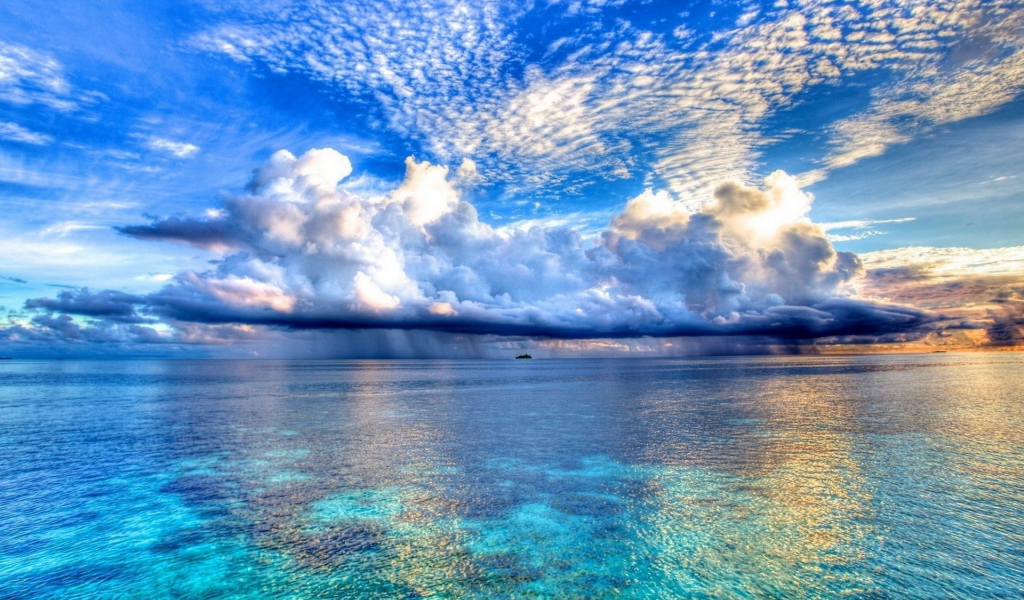 Голубое небо над морем