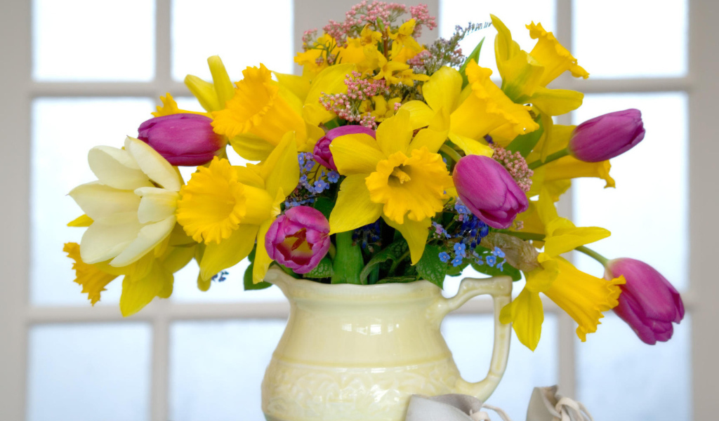 Кувшин с цветами