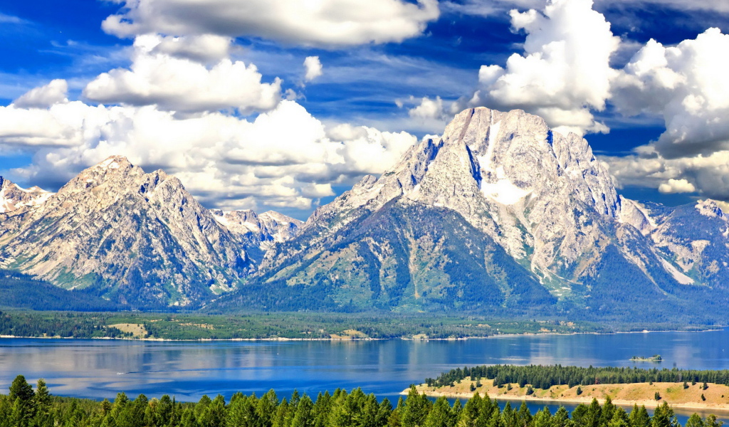 Воздушный шар среди гор