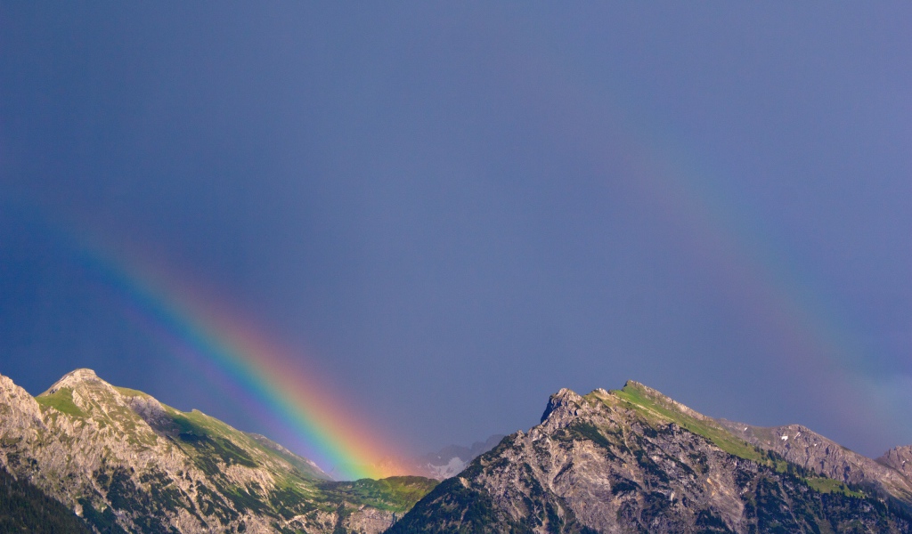 Красивая радуга в горах