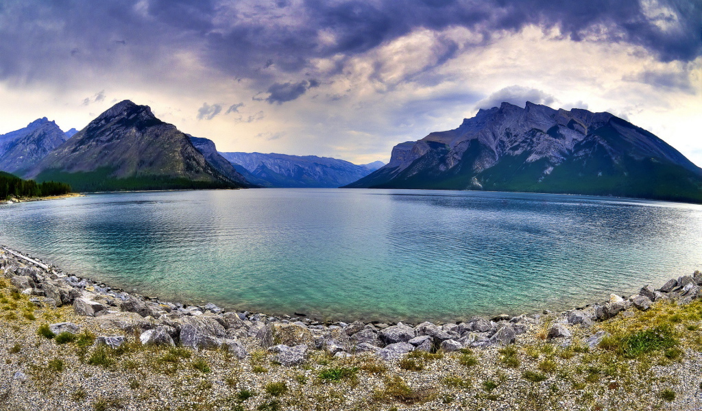 Озеро, горы, небо