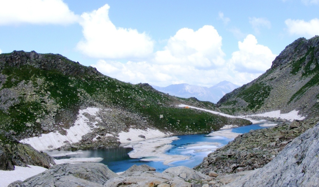 Озеро среди вершин