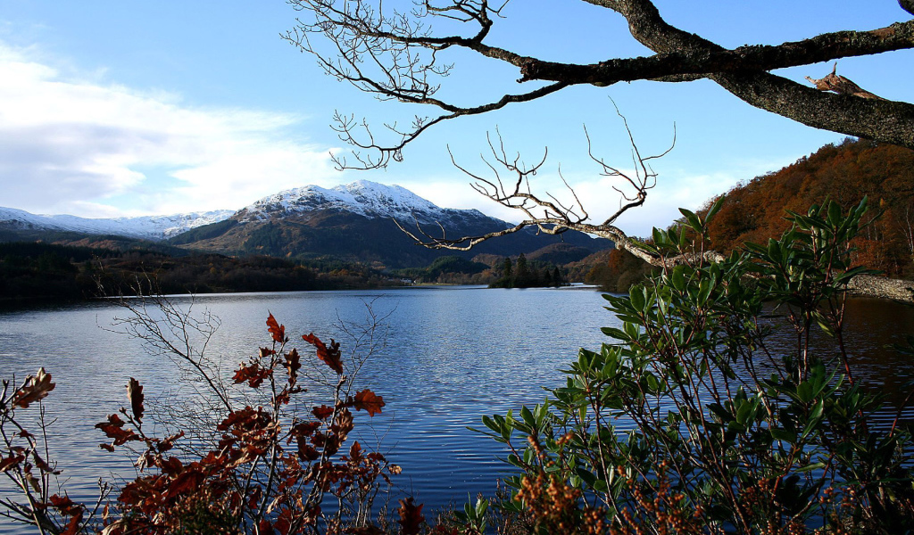 Озеро у подножия горы