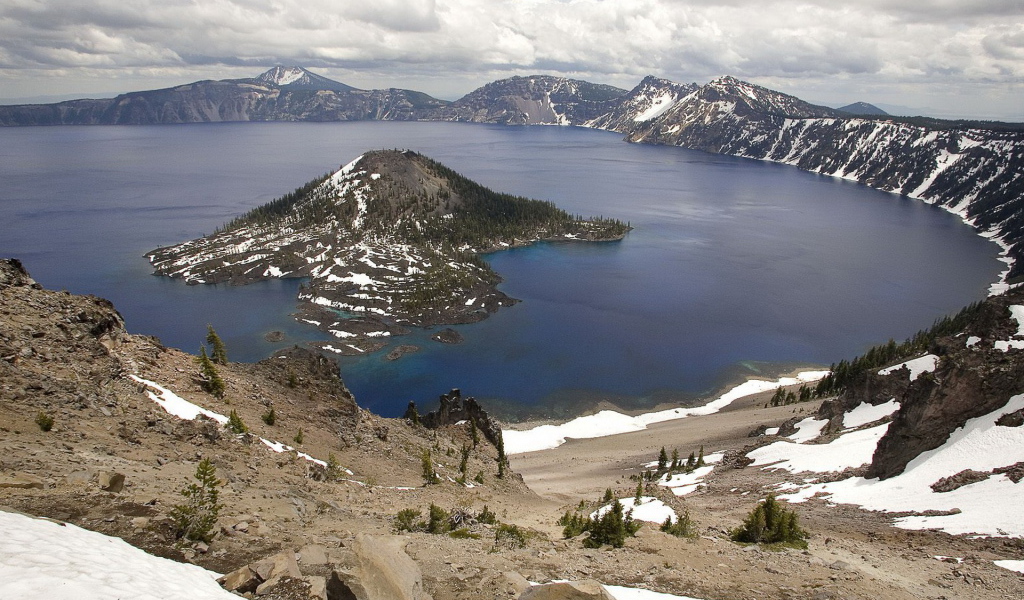 Озеро среди гор